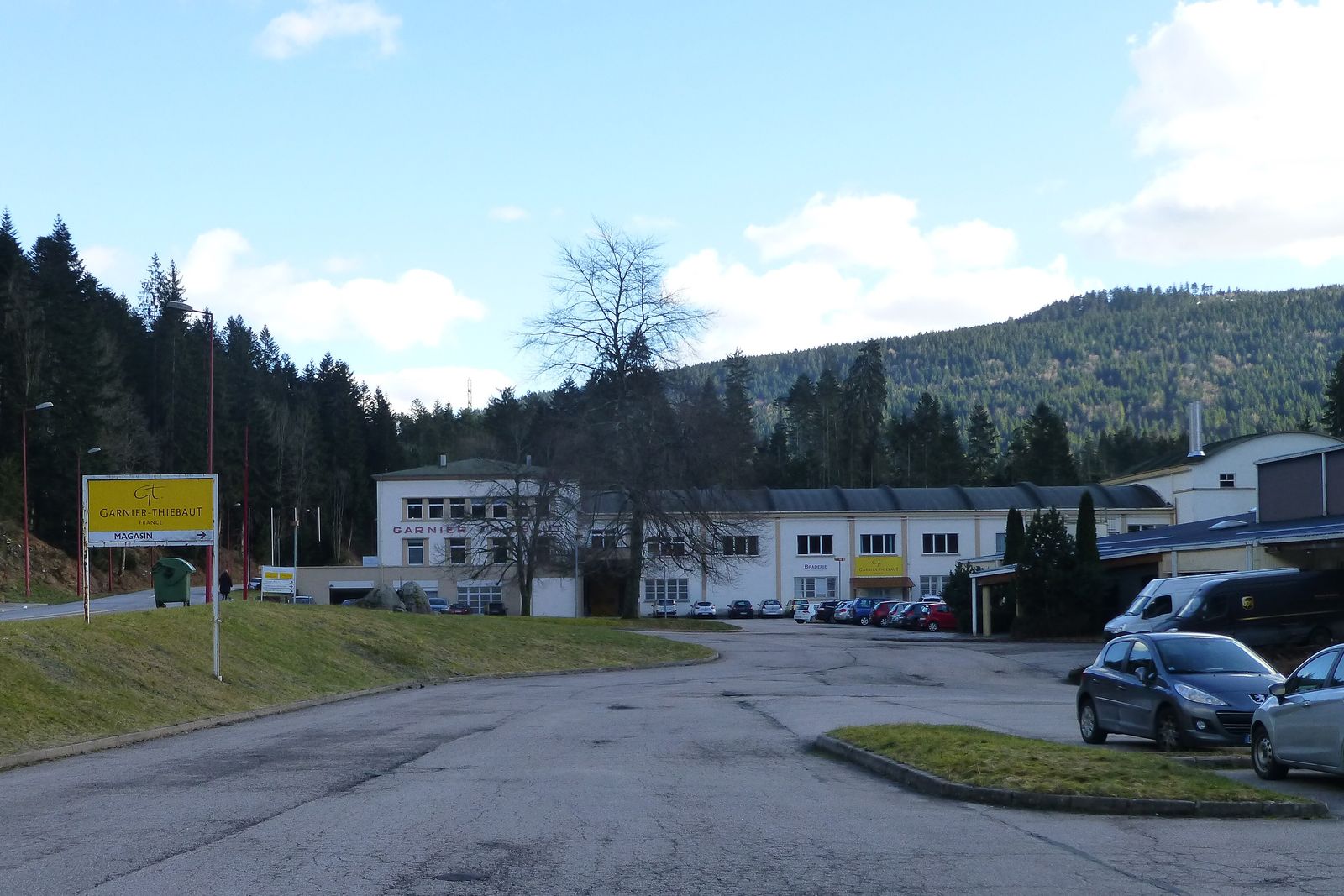 L'usine et le magasin Garnier-Thiébaut à Kichompré, au pied d'un versant boisé