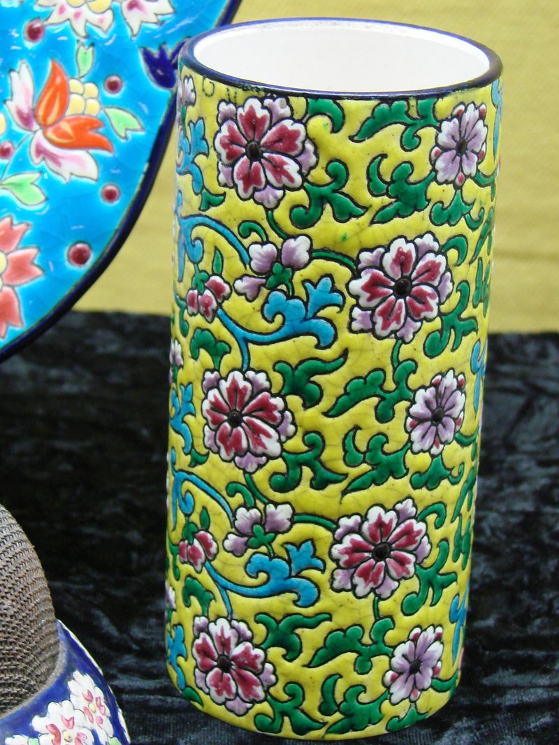 Vase cylindrique des Émaux de Longwy, fleurs roses et rinceaux bleus sur fond jaune