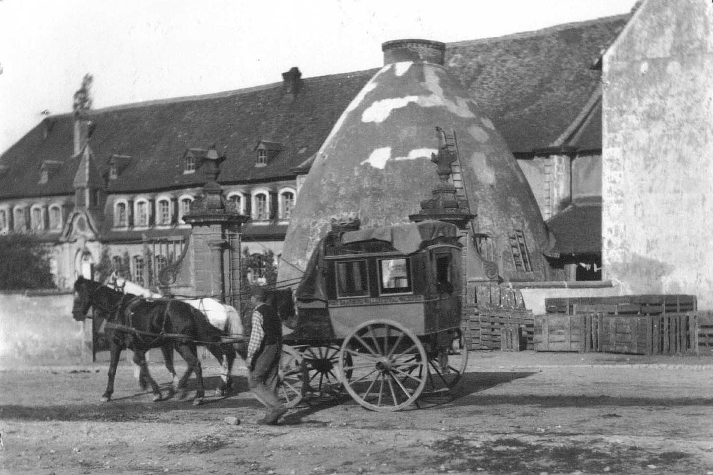 Photographie ancienne : une diligence attelée devant l'entrée et le four de la faïencerie de Niderviller