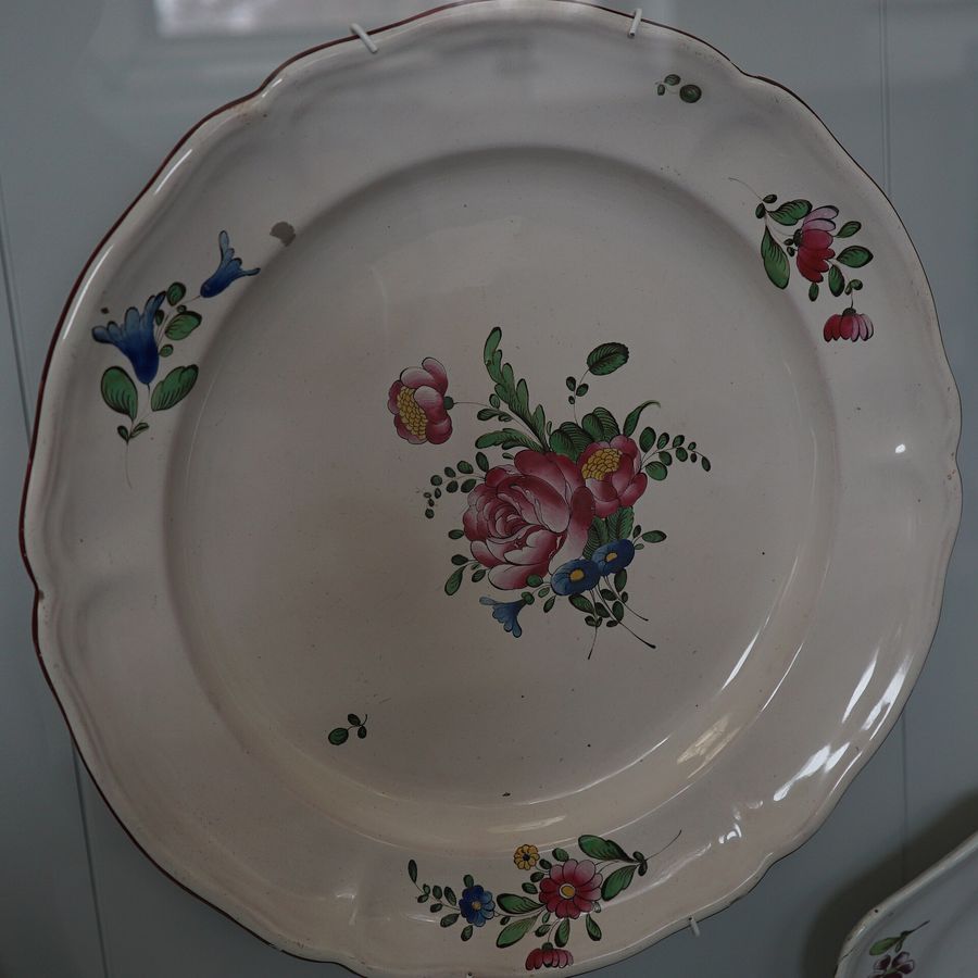 Plat en faïence de Niderviller à bord contourné, bouquet de roses au centre