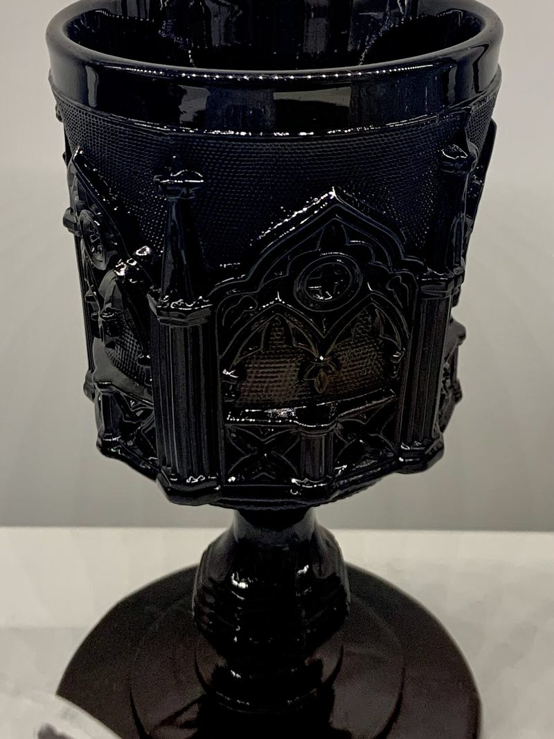 Verre à pied en cristal noir opaque moulé-pressé, décor néogothique